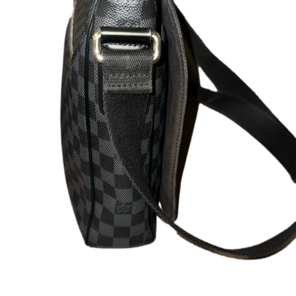LOUIS VUITTON Damier Graphite MM Messenger Bag - Picture 4 of 13
